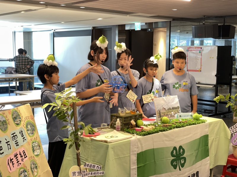 高雄市阿蓮區中路國小學童在高雄市四健會作業組競賽中，力壓全市16組勁敵，奪下冠軍榮耀。（中路國小提供）