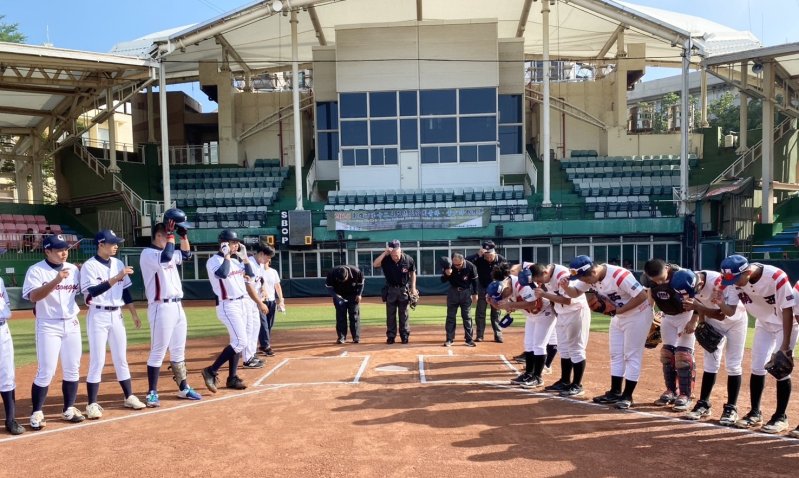 韓國京畿道地區聯合球隊（如圖左）今年也派出許多好手跨海參賽，今天第一場遇上實力堅強的新竹縣關西國中（如圖右）最後京畿道是以10比9險勝關西國中。