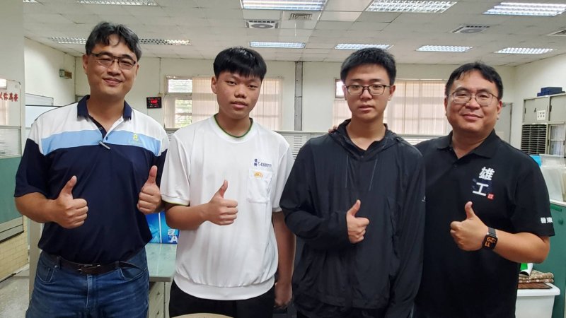 雄工電機科兩位入選電氣裝配職類的國手，左起實習處主任蕭人傑、青少年組邱楷翔、青年組紀軍焱、電機科主任林進豐。(漾新聞記者／陳雯萍攝）
