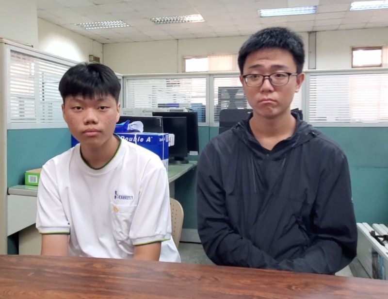 雄工電機科２位入選電氣裝配職類的國手，左為青少年組邱楷翔、右為青年組紀軍焱。(漾新聞記者／陳雯萍攝）