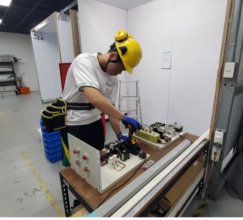 電機科入選電氣裝配職類的國手，青少年組邱楷翔練習的狀況。(漾新聞記者／陳雯萍攝）