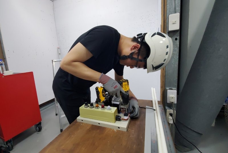 電機科入選電氣裝配職類的國手，青年組紀軍焱練習的狀況。(漾新聞記者／陳雯萍攝）