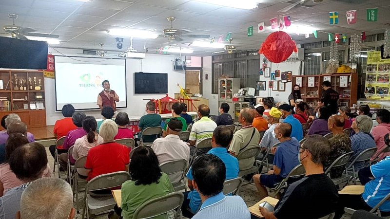 圖／旗山監理站為提升民眾交通安全意識，於圓潭保安宮舉辦「交通安全月」宣導活動，宣導團隊與在地百餘位鄉親交流。（黃山高攝）