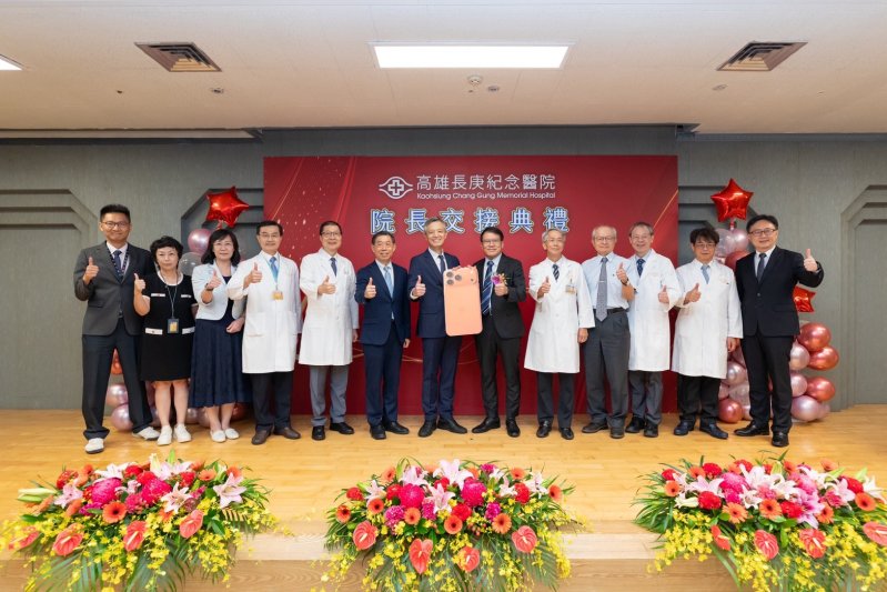 高雄長庚、大同醫院、鳳山醫院的治理團隊致贈王院長iphone17手機。（高雄長庚提供）