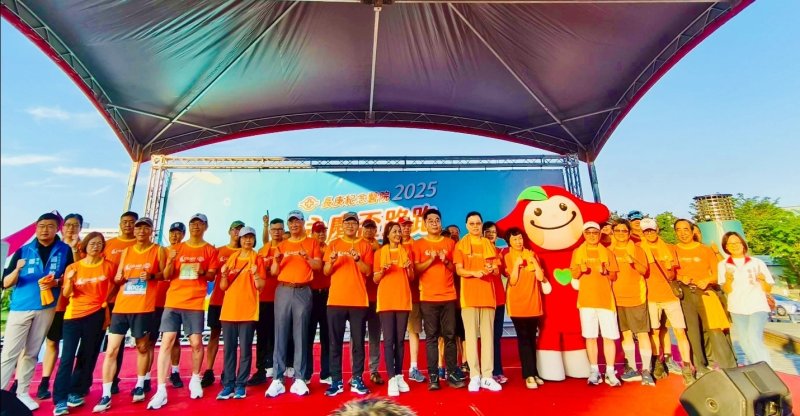 活動由議長康裕成、運動發展局侯尊堯局長、衛生局潘炤穎副局長、健保署高屏業務組林淑華組長、台塑公司郭文筆董事長及多位立委、議員齊聚，為選手加油打氣。大會主席藍國忠院長主持。（高雄長庚提供）