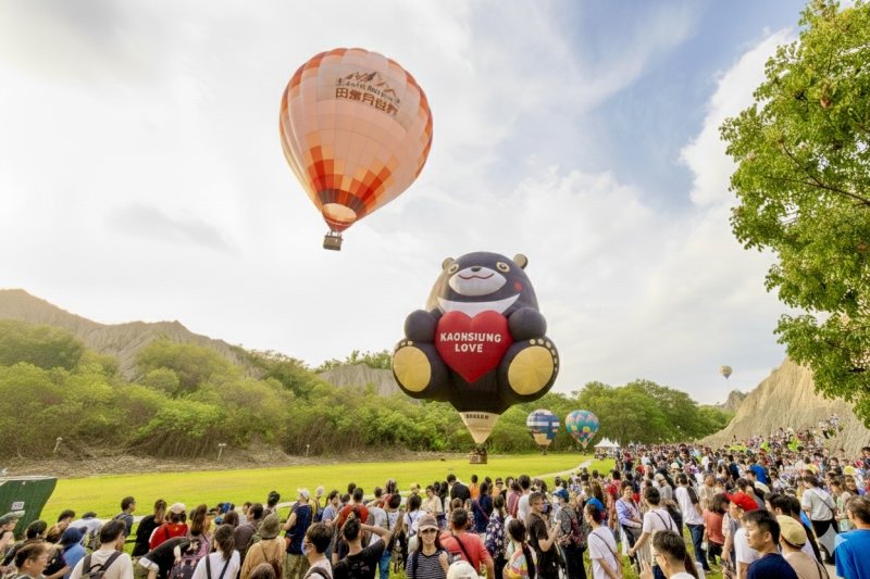 2025「高雄愛．月熱氣球」9月27日在田寮月世界隆重啟航，繽紛球體在惡地奇景襯托下緩緩升空，宛如在蒼穹中綻放的彩色花火，成為秋日最耀眼的觀光盛宴。（高雄市觀光局提供）
