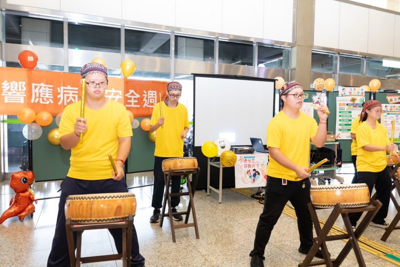 唐心服務協會帶來相當有氣勢的擊鼓表演。（高雄長庚提供）