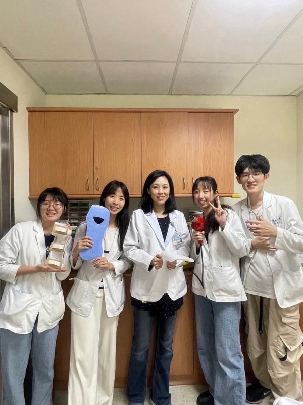 高醫大職能治療學系臨床實習副木製作課程。（高醫大學提供）