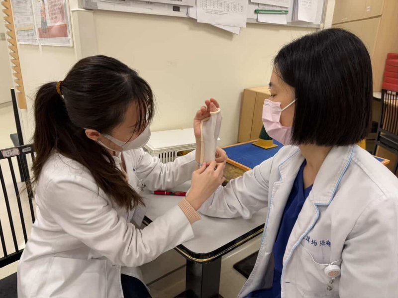 高醫大職能治療學系臨床實習副木製作課程。（高醫大學提供）