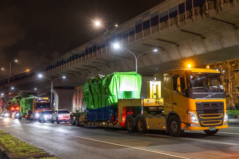 岡山路竹延伸線能源調度中心(BSS7)大型設備運輸及設備進場。（高雄捷運局提供）