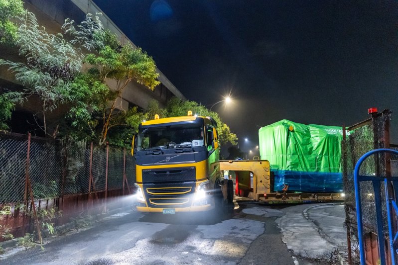 岡山路竹延伸線能源調度中心(BSS7)大型設備運輸及設備進場。（高雄捷運局提供）