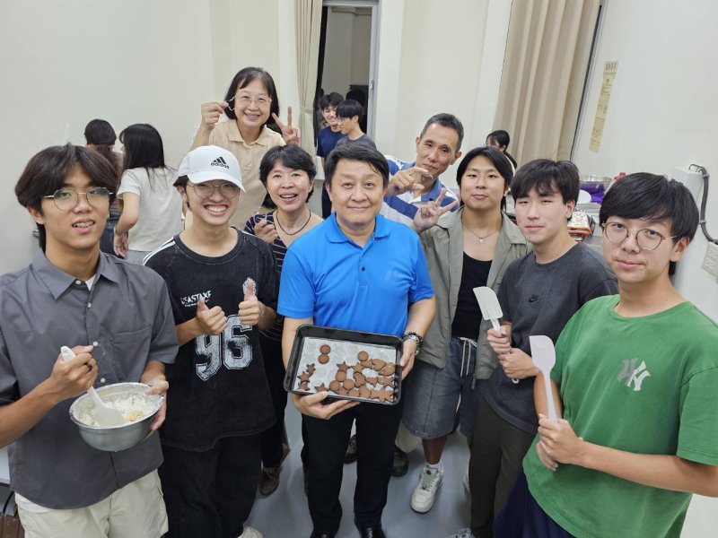 高雄大學社團嘉年華熱鬧登場，校長陳啓仁鼓勵參與完整大學生活。（高雄大學提供）