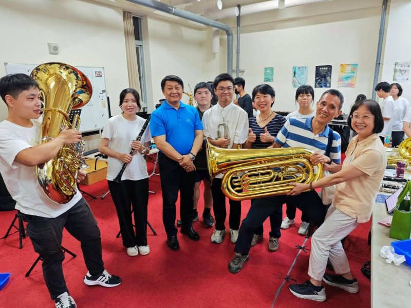 高雄大學社團嘉年華熱鬧登場，校長陳啓仁鼓勵參與完整大學生活。（高雄大學提供）