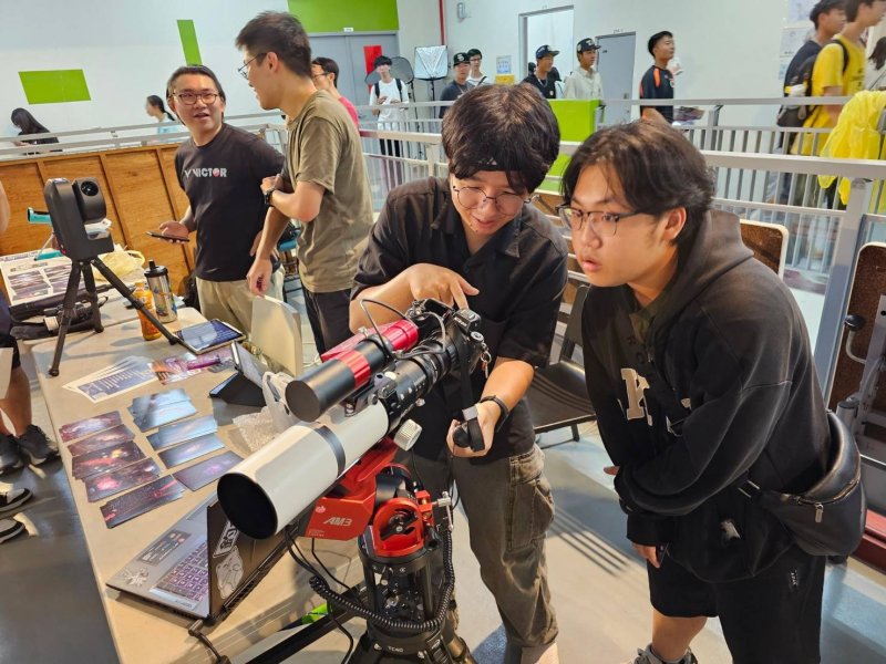 高雄大學社團嘉年華熱鬧登場，校長陳啓仁鼓勵參與完整大學生活。（高雄大學提供）