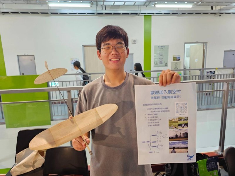 高雄大學社團嘉年華熱鬧登場，校長陳啓仁鼓勵參與完整大學生活。（高雄大學提供）