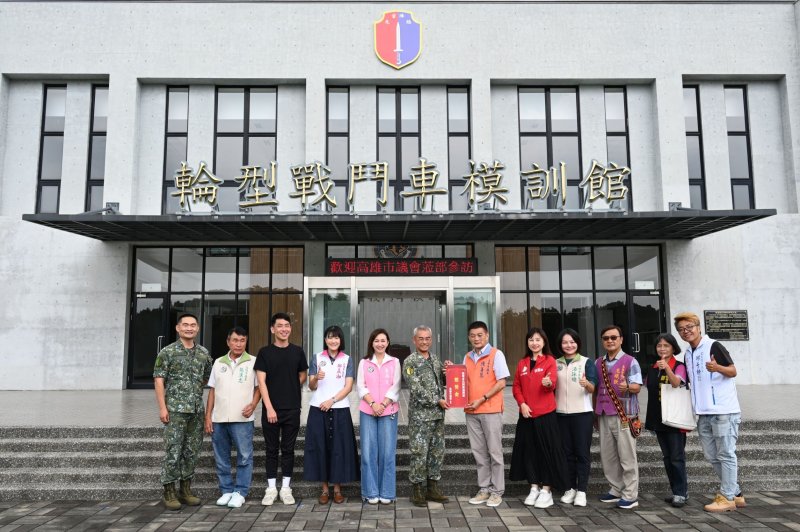 高雄市議會今（1）日由陳善慧議員代表議長康裕成，率張漢忠、范織欽、蔡金晏、李雨庭、李雅慧、湯詠瑜及鄭孟洳等議員前往陸軍步兵訓練指揮部參訪，並慰勞國軍弟兄。（高雄市議會提供）