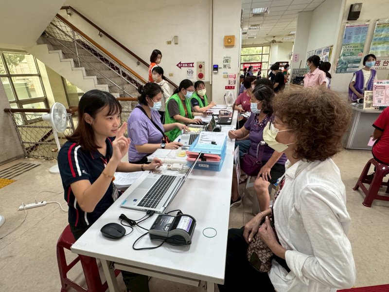 進駐岡山區衛生所提供流感、新冠肺炎及肺炎鏈球菌疫苗，並結合多項癌症篩檢。