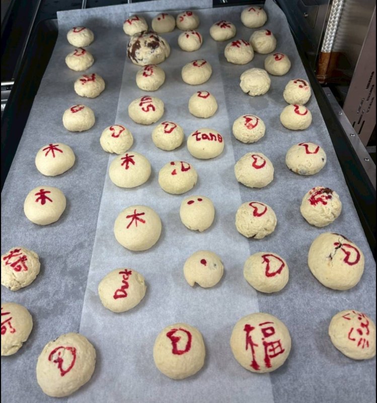 透過「做月餅送長輩」與「送蘋果進病房」的雙重行動，文山高中學生把中秋佳節的喜悅傳遞給獨居長者與住院病人。（文山高中提供）