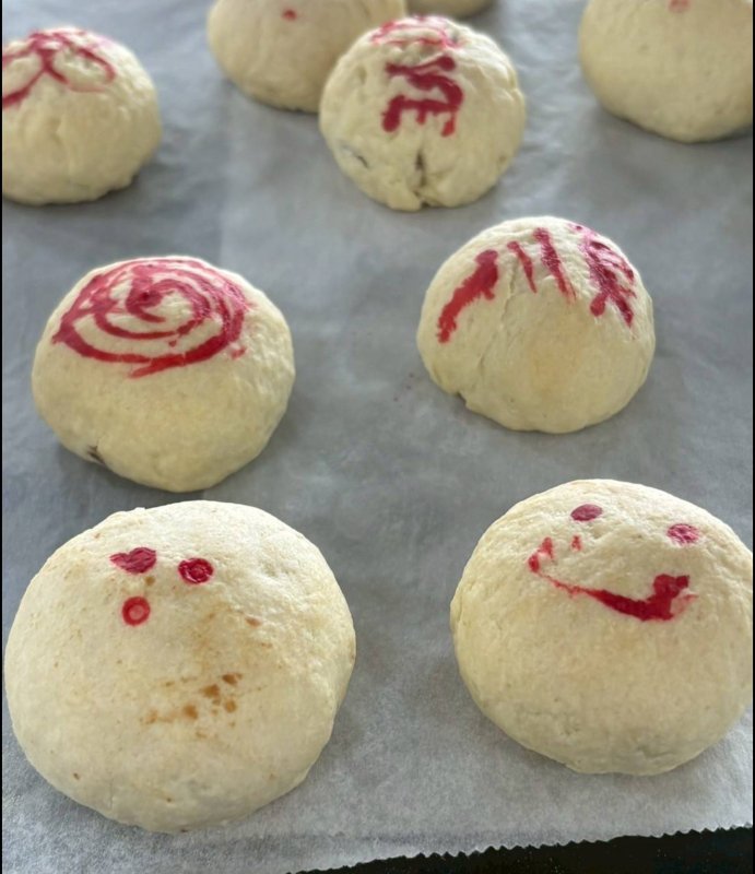 透過「做月餅送長輩」與「送蘋果進病房」的雙重行動，文山高中學生把中秋佳節的喜悅傳遞給獨居長者與住院病人。（文山高中提供）