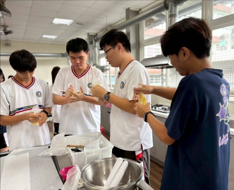 透過「做月餅送長輩」與「送蘋果進病房」的雙重行動，文山高中學生把中秋佳節的喜悅傳遞給獨居長者與住院病人。（文山高中提供）