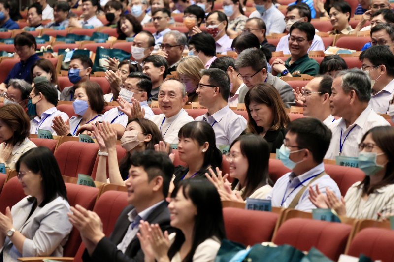 高雄市三級學校校長會議在社教館舉行，市長陳其邁親出席，勉勵所有校長。 