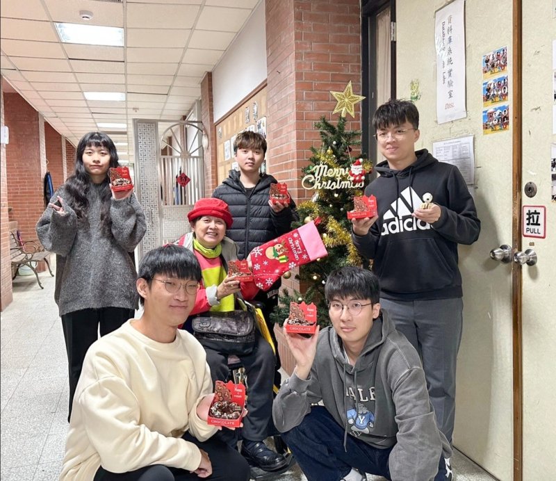 漾新聞|從人生勝利組跌落谷底再找回榮耀！張玉盈奪「金鷹獎」。（中山大學提供）