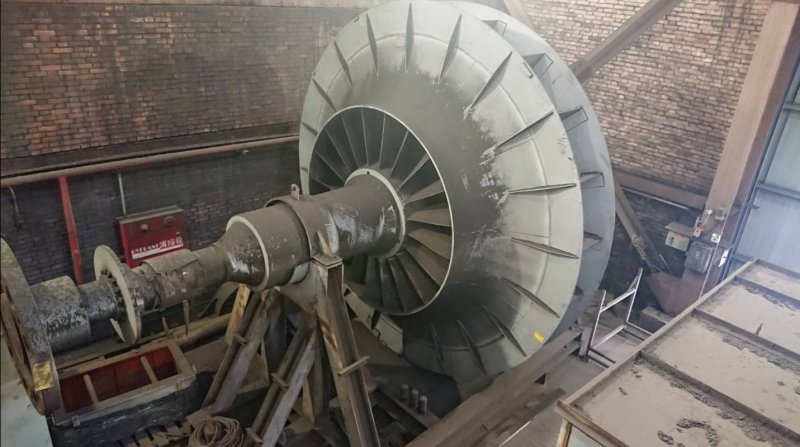 燒結工場設置一座每小時抽風量高達112萬標準立方米的巨型抽風機，被現場人員稱為「大風車」，是燒結製程最為核心的重要設備。(中鋼提供)