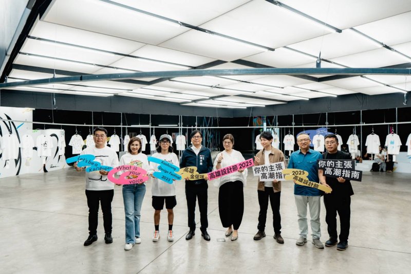 陳其邁特別感謝中華豬哥亮文化協會理事長謝順福(右二)讓傳奇藝人豬哥亮透過AI及AR技術參展。