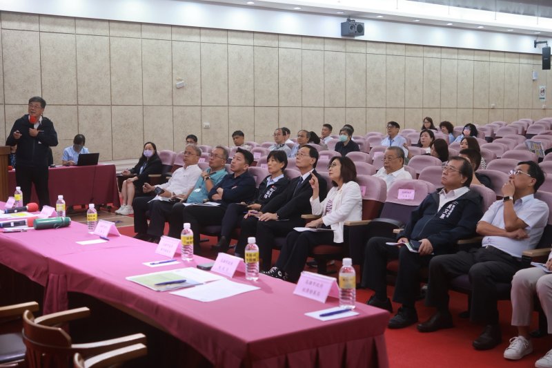 高雄市議會今（2）日召開「營建剩餘土方去化說明會」，由議長康裕成主持。（高雄市議會提供）