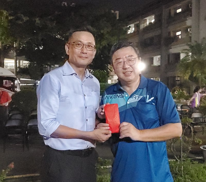 高雄榮家中秋烤肉聯歡，陳西坤顧問（左）為長輩們獻上贊助金，並與長輩同樂。右為榮家主任郭豫臨。（漾新聞記者／陳雯萍攝）