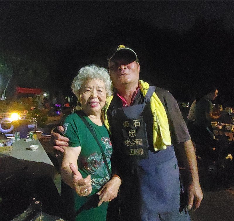 高雄榮家千歲團非洲鼓隊團長，90歲的鄭媽媽，與今晚服務的烤肉大厨。（漾新聞記者／陳雯萍攝）