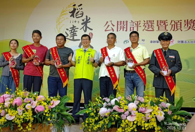 圖說／2025全國稻米達人冠軍賽，美濃區農會巫璋貴農友獲得銅牌，老驥伏櫪創下台灣稻米競賽紀錄。（黃山高攝）