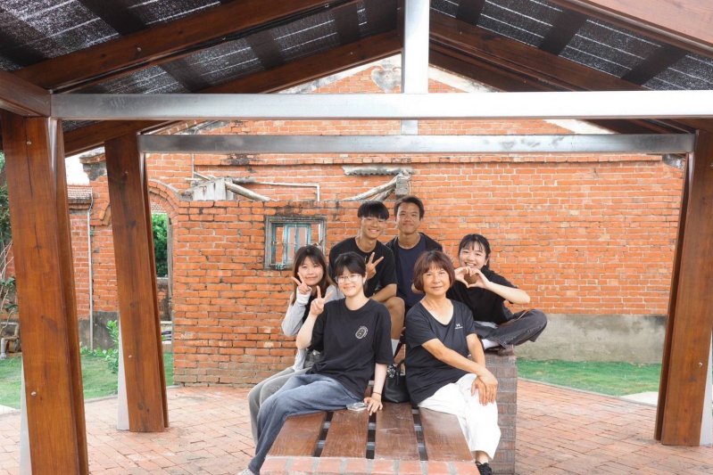 建築系學生作品《鳳凰花開的入口（聚陌之隅）》，榮獲「2025年臺南築角創意營造計畫」最高榮譽金獎。（高雄大學提供）