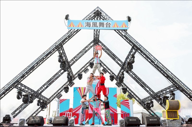 三頂巨型馬戲篷高雄升空，亞洲最大馬戲節震撼登場。（文化局提供）