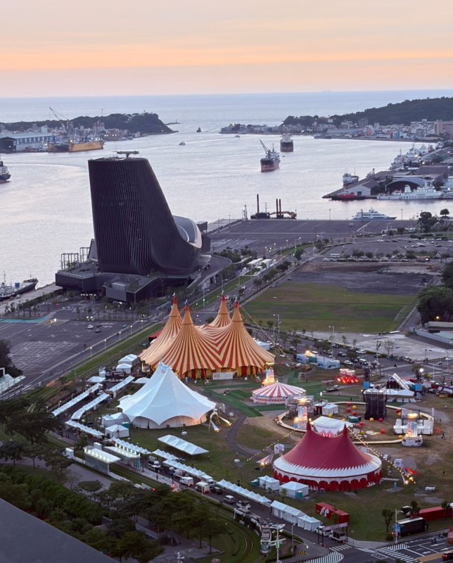 三頂巨型馬戲篷高雄升空，亞洲最大馬戲節震撼登場。（文化局提供）