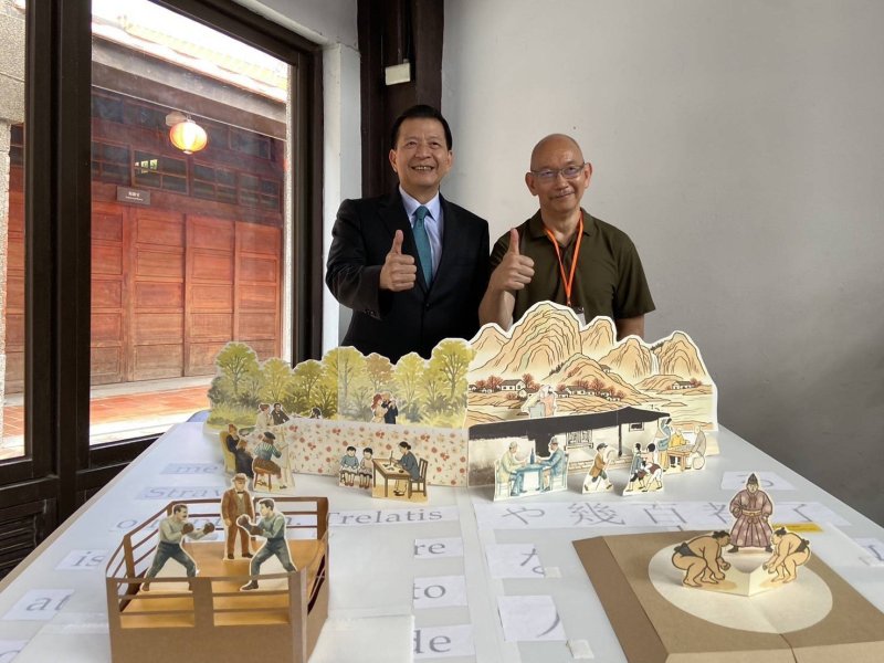 盧秘書長與參展藝術家合影。