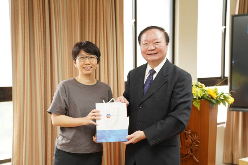 鴻海董事長辦公室智慧城市平台林旭瑩資深處長蒞臨觀禮。（高師大提供）