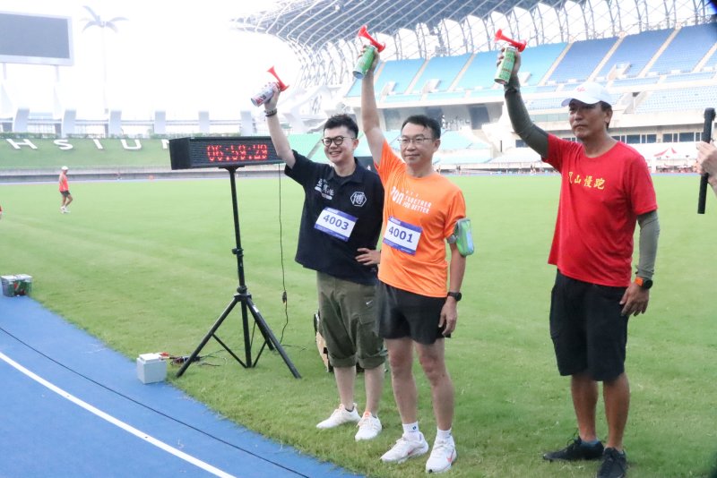 運發局長侯尊堯、市議員張博洋與岡山議員代表鳴槍。（運發局提供）