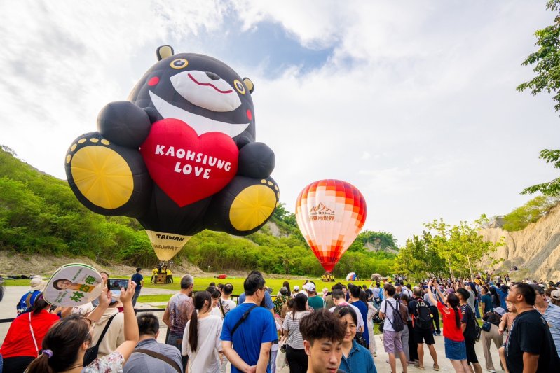雙十連假愛河再升空，「高雄熊」熱氣球浪漫登場。