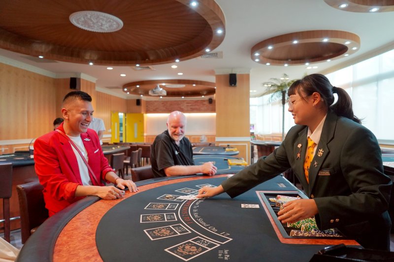 休閒暨遊憩管理系學生與Steve Crowstonm及Roy Quispe互動體驗博弈遊戲。