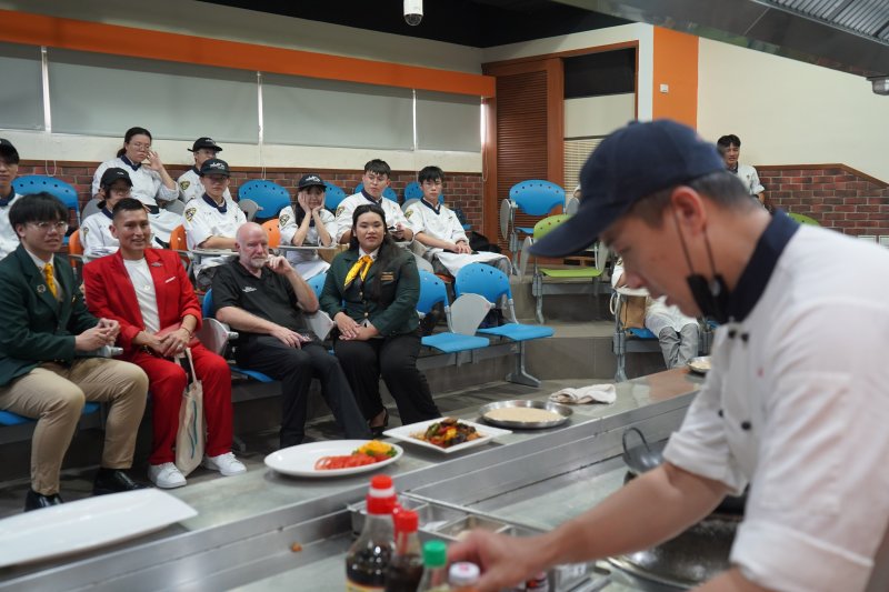 美國迪士尼招募團隊參訪中餐廚藝系示範教學課程。