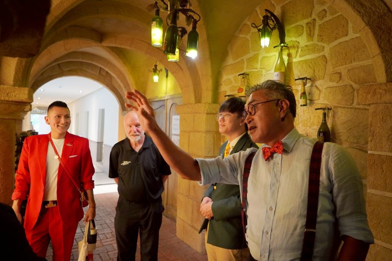 餐飲管理系陳千浩副教授親自為遠道而來貴賓解說釀酒專業設備、實習教室場域。