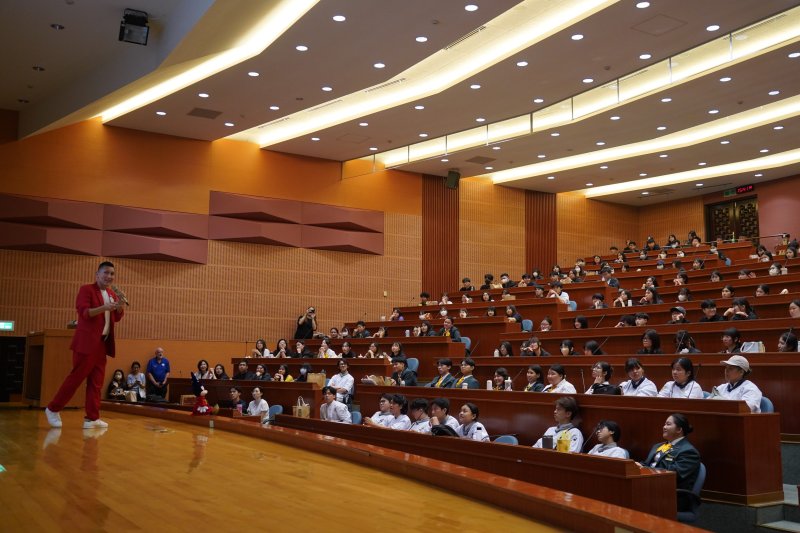 高餐大學生熱烈參與美國迪士尼跨海人才招募說明會。