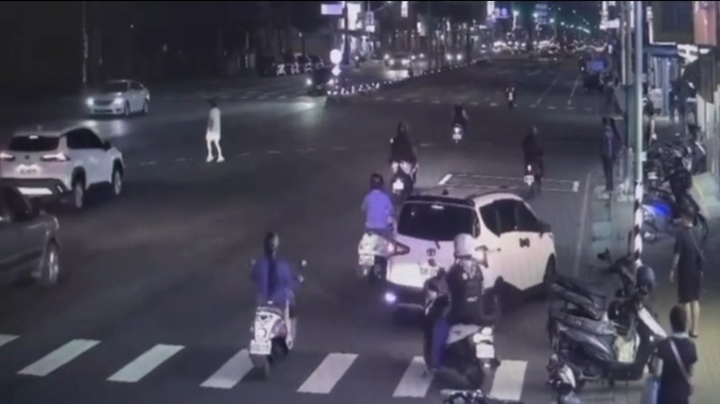 鳳山馬路驚見女子跳舞，警即刻介入避免意外。