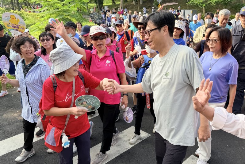 市長陳其邁國慶升旗後與市民一起健走，沿途向熱情民眾揮手致意。