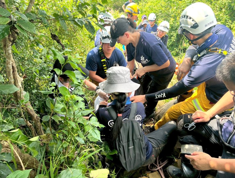 消防局旗山分隊獲報旗尾山有登山客滑落山谷，旗山分隊由旗山救護義消支援，成功尋獲患者送醫治療。 （黃山高攝）