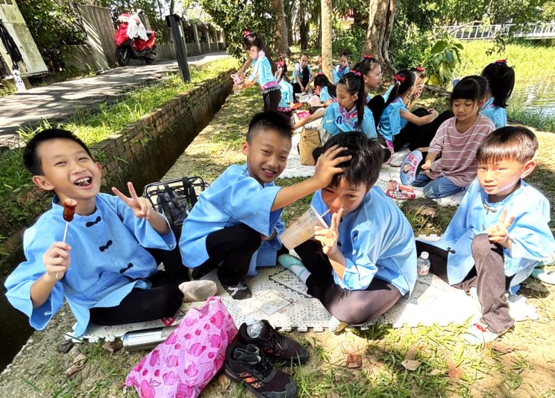 2025「瀰濃藍衫」舟筏競速錦標賽在美濃湖登場，美濃國小舞蹈社團開場演出為湖畔活動揭開熱情序幕。（黃山高攝）