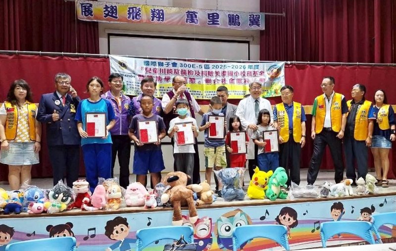 五福獅子會查妍芬會長與長庚醫療公益計畫攜手舉辦的「川崎美心專車─偏鄉學童心臟義診」到美濃國小義診。 （黃山高攝）