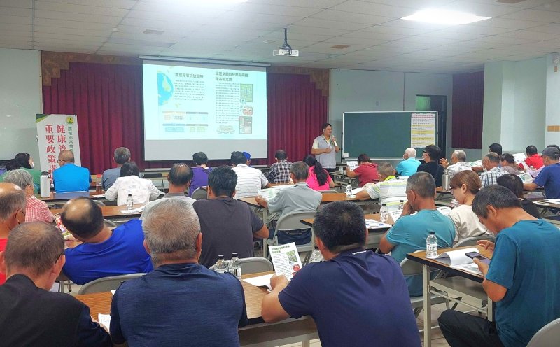 高雄區農改場為提升小果番茄品質和產量，於美濃農會辦理「小果番茄健康管理暨循環農業技術」講習會。 （黃山高攝）