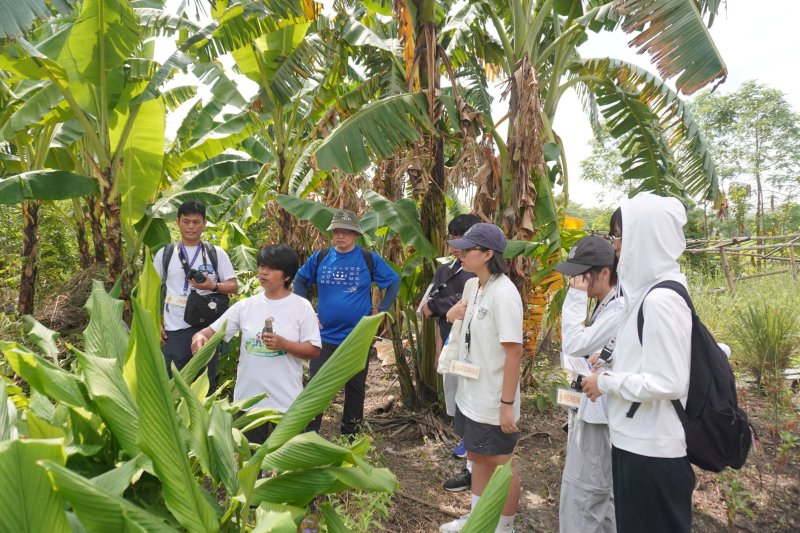 高醫原民學生參與Project Lakbay夏令營，前往菲律賓大學最具生態與文化特色FMDS永續農園（Permaculture Garden），在自然環境裡展開一場沉浸式、互動式的生物多樣性學習體驗。